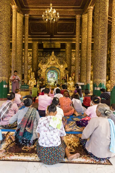 YANGON, MYANMAR, 25 de diciembre de 2017: Templo lateral con budistas al lado de la pagoda Shwedagon en Yangón, Myanmar (Birmania ) —  Fotos de Stock