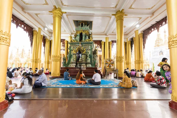 Yangon, Mianmar, 2017. December 25.: Oldalon buddhisták mellett a Shwedagon Pagoda, Yangon, Mianmar (Burma templom) — Stock Fotó