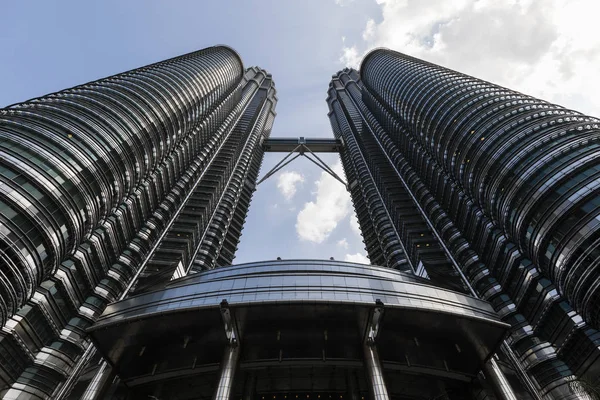 Kuala Lumpur, Malaysia, 13 December 2017: The Petronas Twin Towers fotograferad från grodans perspektiv — Stockfoto
