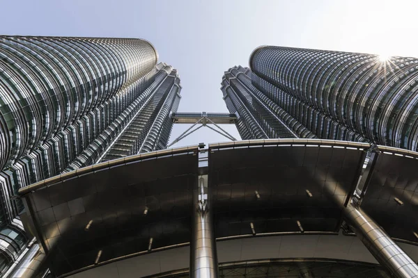 Kuala Lumpur, Malaysia, 13 December 2017: The Petronas Twin Towers fotograferat underifrån mot himlen — Stockfoto