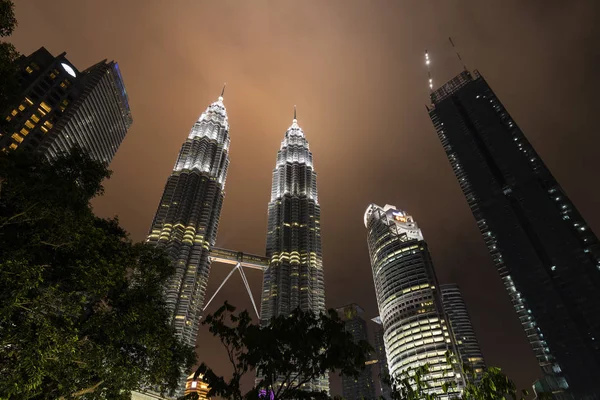 Kuala Lumpur, Malaysia, 15. Dezember 2017: majestätischer Blick auf Petronas Zwillingstürme bei Nacht mit dramatischem Himmel — Stockfoto
