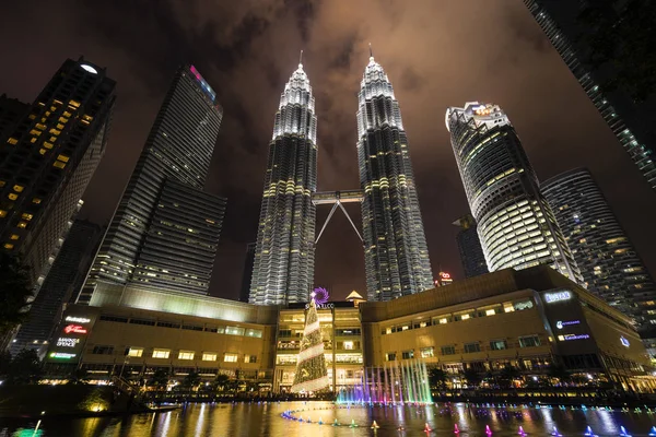 KUALA LUMPUR, MALAYSIA, 15 de dezembro de 2017: As Torres Gêmeas Petronas à noite, no coração da cidade de Kuala Lumpur — Fotografia de Stock