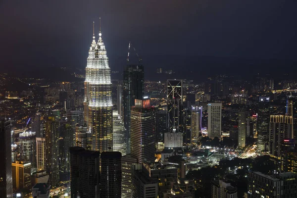 Kuala Lumpur, Malaysia, December 15 2017: Kuala Lumpur city se nattetid med berömda Petronas towers och dramatisk himmel — Stockfoto