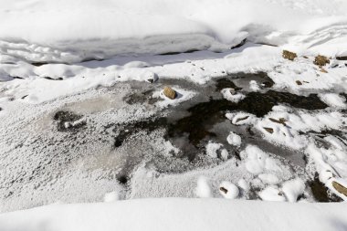 Taze kar İsviçre ile kısmen donmuş creek