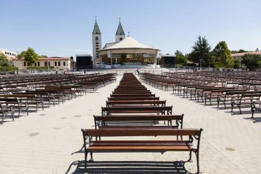 Medjugorje, Bosna- Hersek, 15 Haziran 2017: Aziz James Kilisesi Medjugorje kasabasındaki ahşap banklar ile hacılar için popüler bir hedef olduğunu