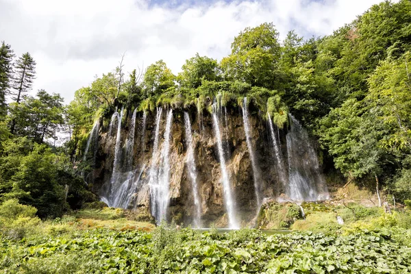 Belas cachoeiras no Parque Nacional dos Lagos de Plitvice no verão na Croácia — Fotografia de Stock