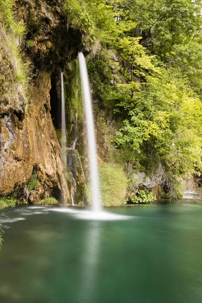 Paisagem do paraíso com cachoeira fluindo para uma lagoa no Parque Nacional dos Lagos de Plitvice, no verão, na Croácia — Fotografia de Stock