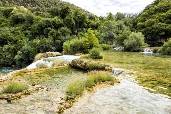 Paradiesische Landschaft mit Wasserfällen im Nationalpark Krka im Sommer in Kroatien — Stockfoto