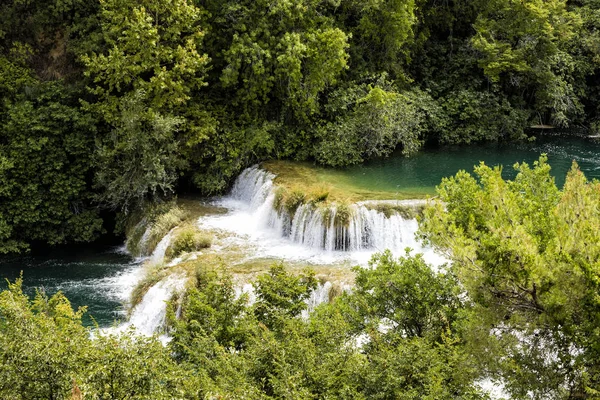Paradiesische Landschaft mit Wasserfällen im Nationalpark Krka im Sommer in Kroatien — Stockfoto