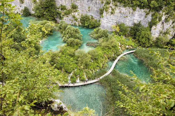 Plitvice, Kroatien, 13. Juli 2017: atemberaubende Aussicht auf das Tal mit vielen Wasserfällen im Nationalpark Plitvicer Seen im Sommer in Kroatien — Stockfoto