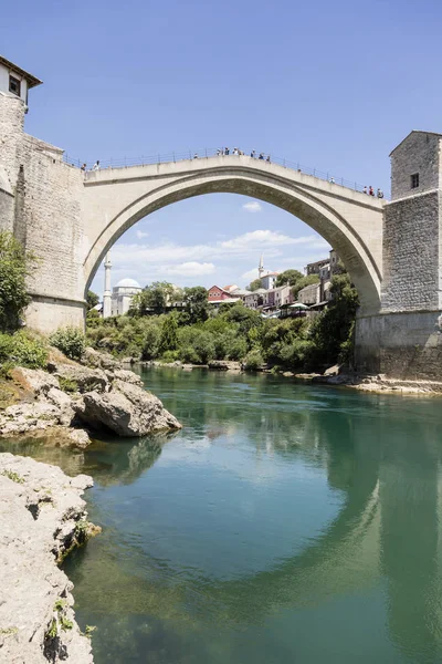 Mostar, Bosznia és Hercegovina, július 15-2017: történelmi arch-híd egy szép nyári napon Mostar neretva folyón — Stock Fotó