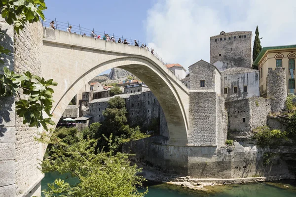 Mostar, Bósnia-Herzegovina, 15 de julho de 2017: Vista da ponte histórica do arco sobre o rio Neretva em Mostar em um belo dia de verão — Fotografia de Stock