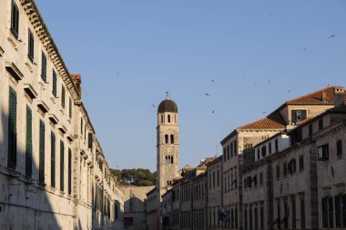 Eski Dubvronik bir sokakta bir kilise güzel sabah ışık ile görünümünü