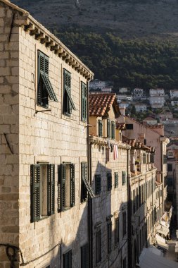 Tarihi Dubvronik konut evlerde sıcak sabah güneş tarafından aydınlatılmış