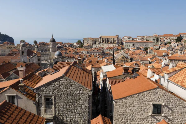 Impresionante vista de Dubrovnik con su centro histórico y techos rojos en la mañana en summe — Foto de Stock