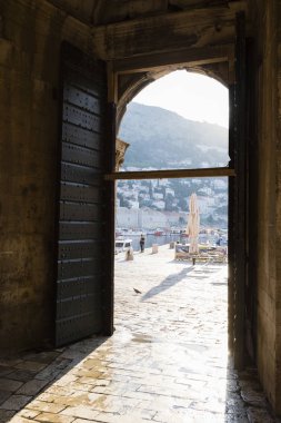 Dobruca, Hırvatistan, 20 Temmuz 2017: Tekne liman, hangi sabah güneş tarafından aydınlatılmış Dubvronik bir şehir kapıdan görünüm
