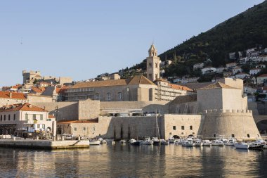Dubrovnik, Hırvatistan, 20 Temmuz 2017: Tekne liman tarihi Dubvronik sabah ışık ile