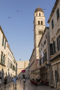 Dobruca, Hırvatistan, 20 Temmuz 2017: Eski Dubvronik bir sokakta bir kilise güzel sabah ışık ile görünümünü