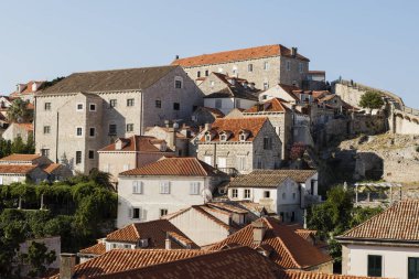 Dobruca, Hırvatistan, 20 Temmuz 2017: Eski Dubvronik içinde konut sabah ışık sur duvarı ile görünümünü