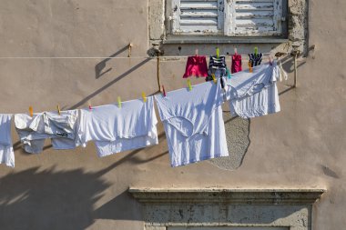 Dubrovnik, Hırvatistan, 20 Temmuz 2017: Tarihi Dubrovnik kurumasını bir giyim hattı üzerinde asılı Çamaşırhane