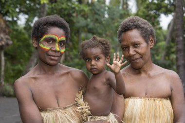 Tanna, Vanuatu Cumhuriyeti, 12 Temmuz 2014: yerli annesi ve büyükannesi çocuğuyla birlikte poz