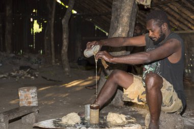 Pentecost, Vanuatu Cumhuriyeti, 21 Temmuz 2014: yerli erkekler geleneksel Kava törenle katılmak. İçki tüketimi karşılama şeklidir ve önemli sosyo-politik olaylarda rakamlar