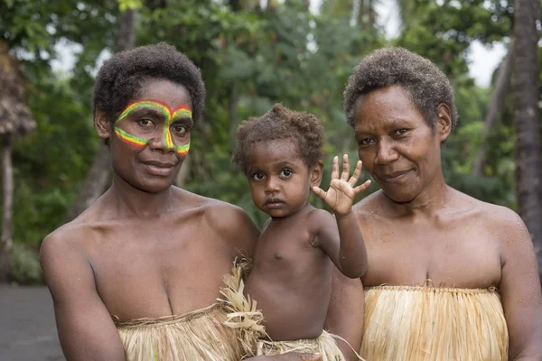 Tanna, República de Vanuatu, 12 de julho de 2014: Mãe e avó indígenas posando com seu filho — Fotografia de Stock