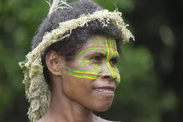 Tanna, República de Vanuatu, 12 de julho de 2014: Retrato de uma mulher indígena com pintura tradicional — Fotografia de Stock