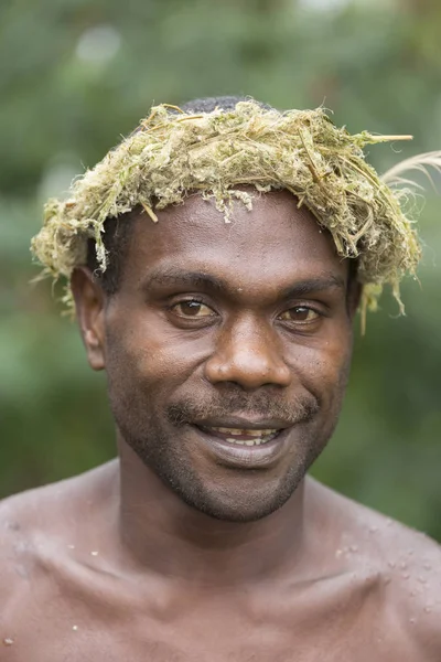 Tanna, Republiken Vanuatu, 12 juli 2014: porträtt av en inhemsk man med traditionell huvudbonad — Stockfoto