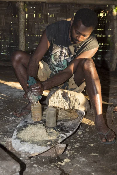 Pentecostés, República de Vanuatu, 21 de julio de 2014: Hombres indígenas participan en la ceremonia tradicional de Kava. El consumo de la bebida es una forma de acogida y cifras en acontecimientos sociopolíticos importantes — Foto de Stock