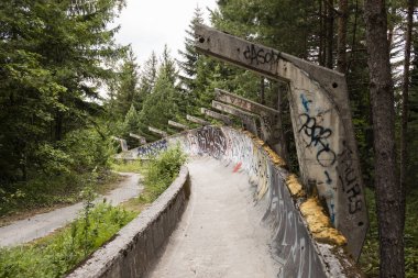 Saraybosna, Bosna-Hersek, 16 Temmuz 2017: Eski 1984 Olimpiyat yarış kızağı ve kızak çalıştırmak Saraybosna dışında dağlarda