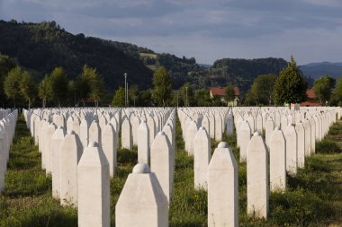 Srebrenica, Bosna-Hersek, 16 Temmuz 2017: Potocari, Srebrenica Anıtı ve soykırım kurbanları için mezarlığı