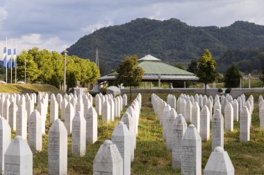 Srebrenica, Bosna-Hersek, 16 Temmuz 2017: Potocari, Srebrenica Anıtı ve soykırım kurbanları için mezarlığı