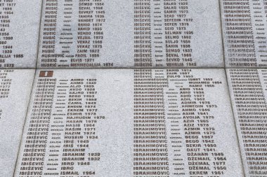 Srebrenica, Bosna-Hersek, 16 Temmuz 2017: Potocari, Srebrenica Anıtı ve soykırım kurbanları için mezarlığı