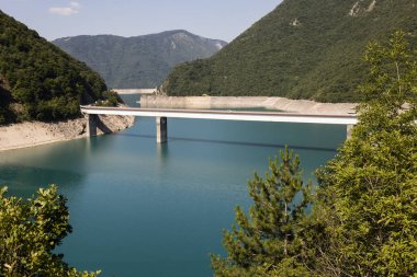 Onun fantastik rezervuar ile Piva Kanyon. Karadağ, Balkanlar, Europe. 