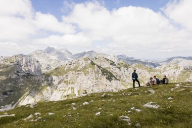 Durmitor Milli Parkı, Karadağ, 18 Temmuz 2017: yürüyüşçü bir ara içinde güzel Durmitor Milli Parkı