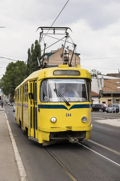 Sarajevo, Bósnia-Herzegovina, 16 de julho de 2017: Sarajevo Tram, série Tatra K2 no subúrbio de Sarajevo — Fotografia de Stock