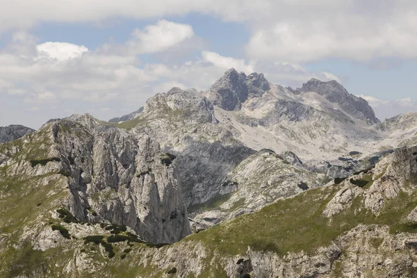 Paisaje de montaña en el Parque Nacional Durmitor en los Alpes Dináricos, Montenegro — Foto de Stock