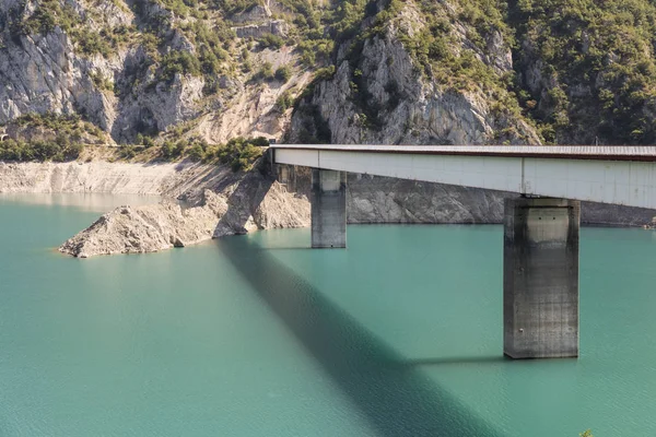 Cañón del Piva con puente y embalse en Montenegro, Balcanes, Europa . — Foto de Stock