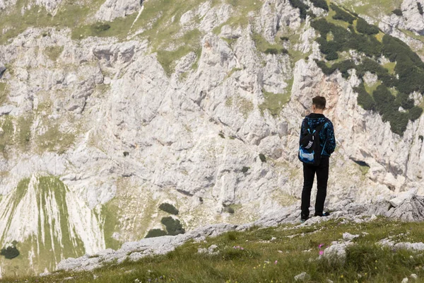 Parque Nacional Durmitor, Montenegro, 18 de julio de 2017: Wanderer se toma un descanso y mira hacia el valle del Parque Nacional Durmitor —  Fotos de Stock