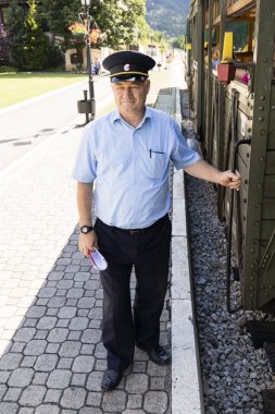 Mokra Gora, Sırbistan, 17 Temmuz 2017: Tren sürücüsü lokomotif sürücüsü çıkış sinyali için bir tren araba bekliyor. 