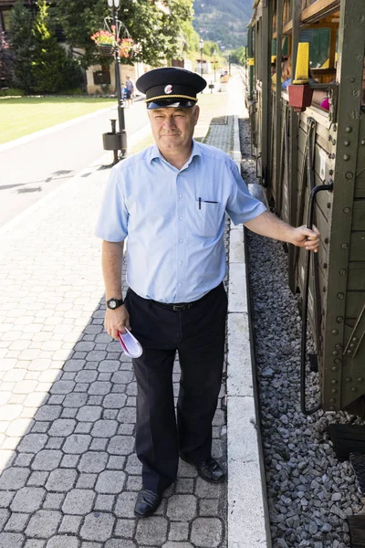 Mokra Gora, Szerbia, július 17-2017: Mozdonyvezető vár egy vonat autó az indító jel a mozdony vezető. — Stock Fotó