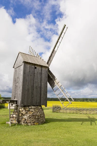 Antiguo molino de viento en Angla Heritage Culture Center. Molinos de viento de estilo holandés en la isla Saaremma Estonia — Foto de Stock