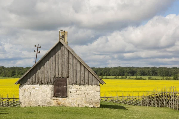 Antigua casa rural en Angla Heritage Culture Center en la isla Saaremma, Estonia — Foto de Stock