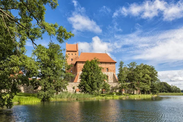 Château de Trakai, sur une île sur le lac de Galve, en Lituanie — Photo