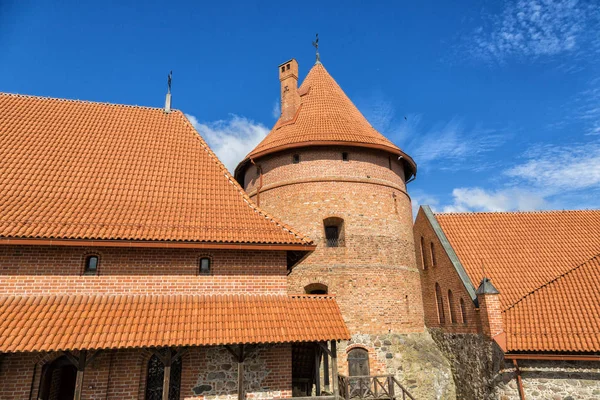 Parte interior do castelo de Trakai durante o verão, Lituânia — Fotografia de Stock