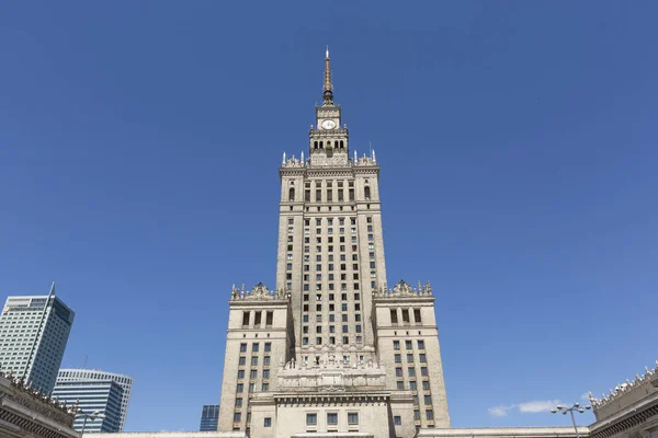 Varsóvia, Polônia, 21 de julho de 2016: O Palácio da Cultura e Ciência em Varsóvia Polônia foi doado por Stalin em 1955 — Fotografia de Stock