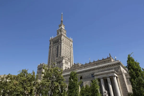 Varsóvia, Polônia, 21 de julho de 2016: O Palácio da Cultura e Ciência em Varsóvia Polônia foi doado por Stalin em 1955 — Fotografia de Stock