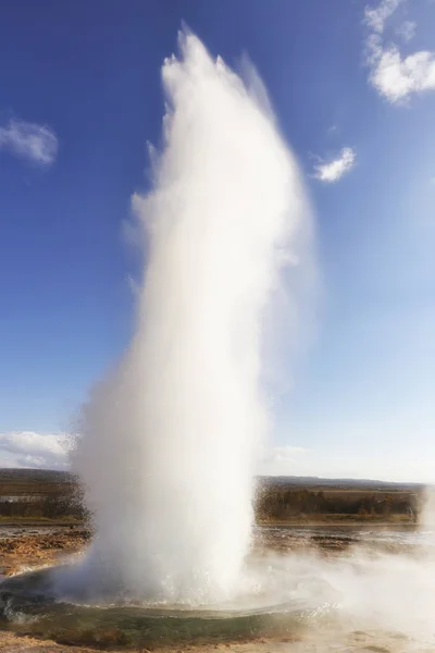 Éruption du geyser Strokkur en Islande — Photo