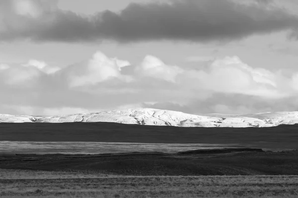 Krajina na Islandu s ledovci pokrytých hor v černé a bílé — Stock fotografie